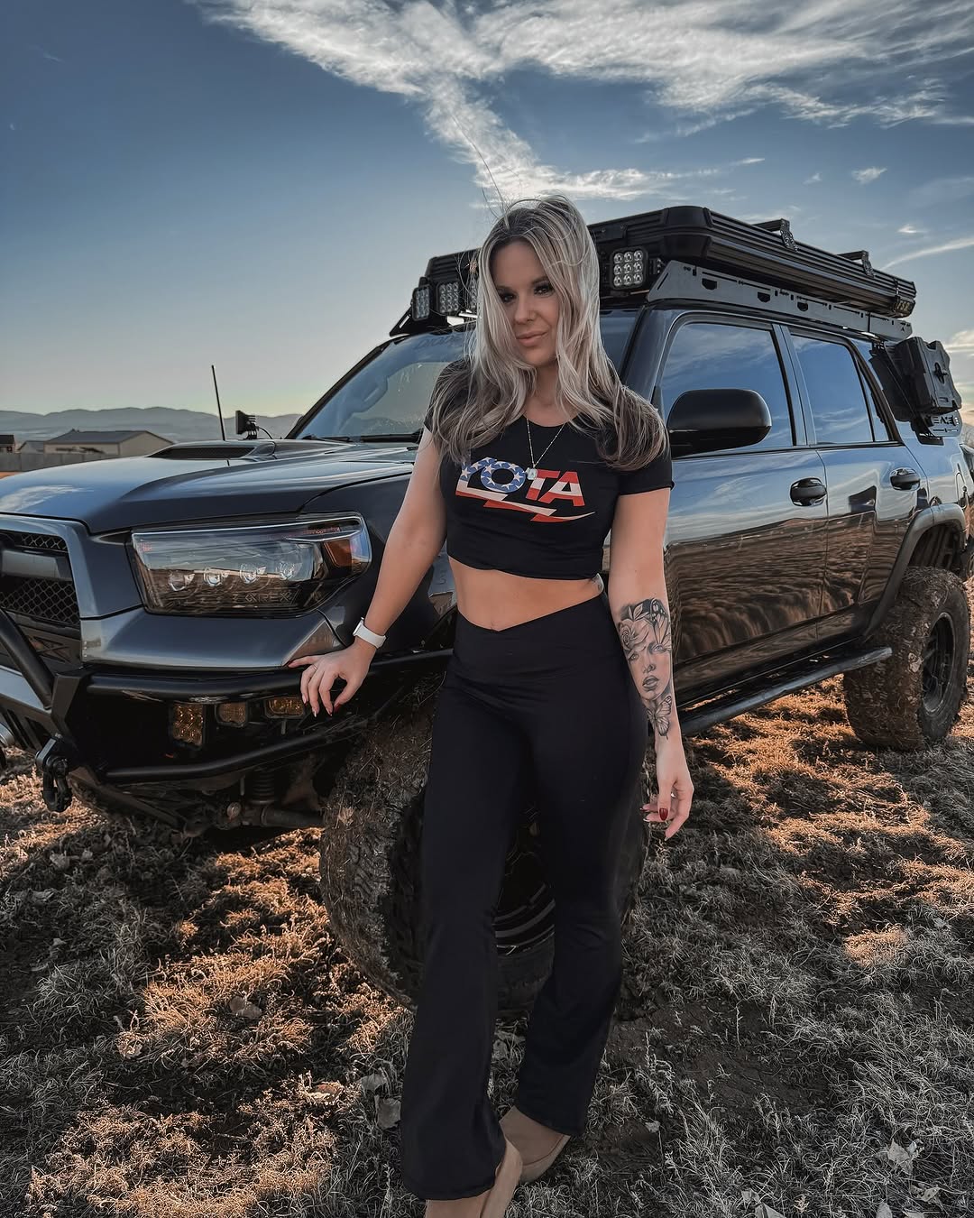 Lightning Yota Cropped T-shirt
